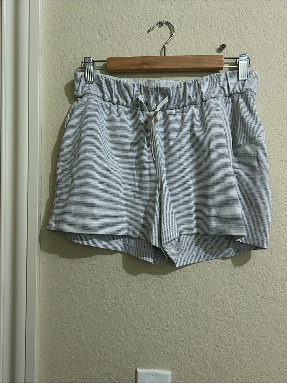 lululemon athletica space gray on the fly Shorts - size 6